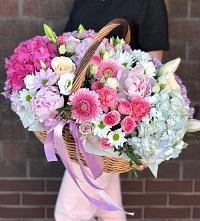 Цветочная композиция из Розы, Хризантемы, Пионы и Лизиантусы в корзине в Суханово