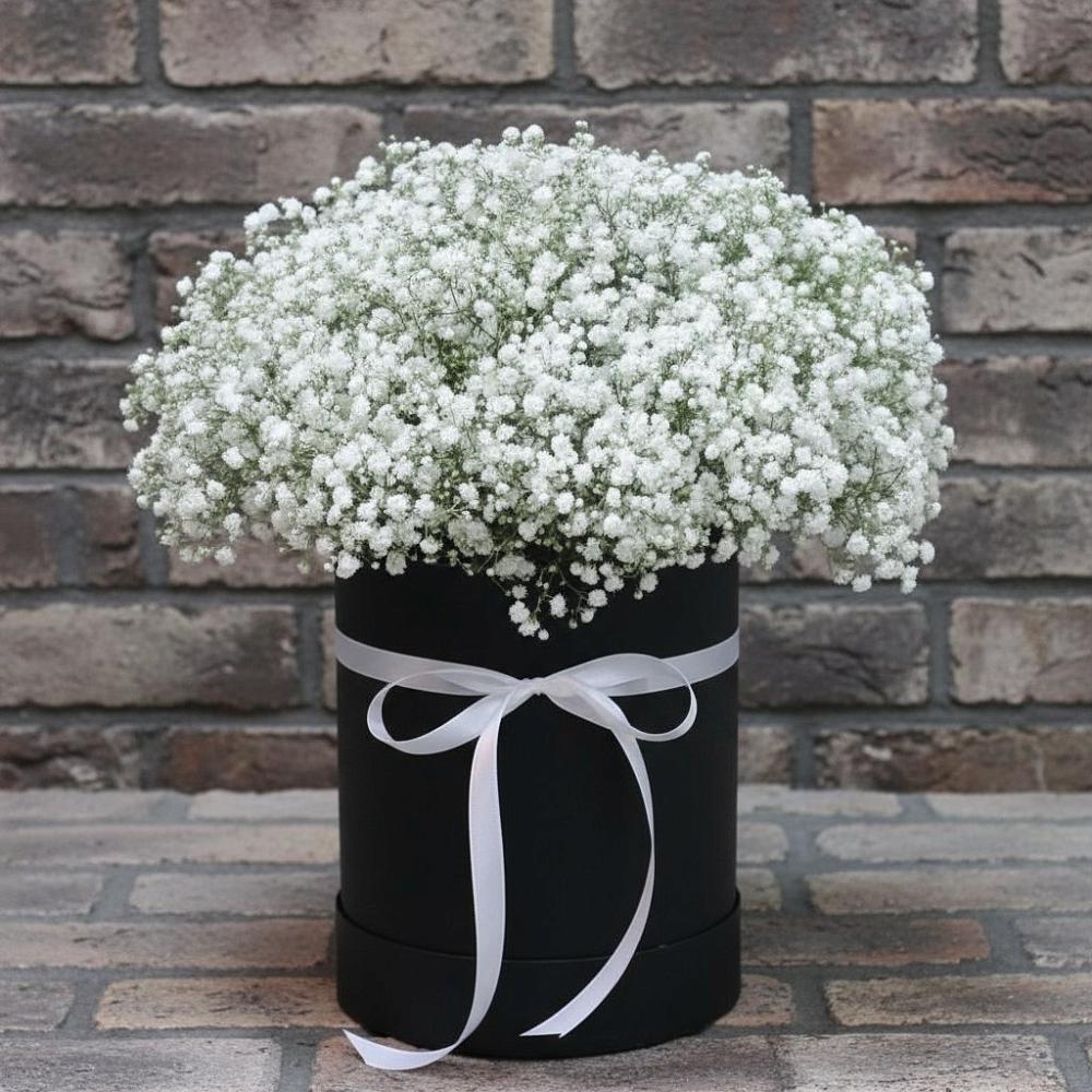 Цветочная композиция из Гипсофила в шляпной коробке в Суханово