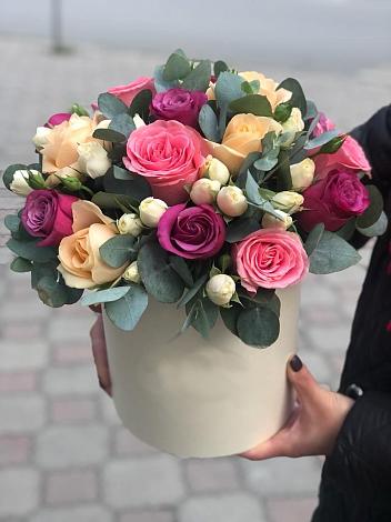 Цветочная композиция из Розы в шляпной коробке в Суханово