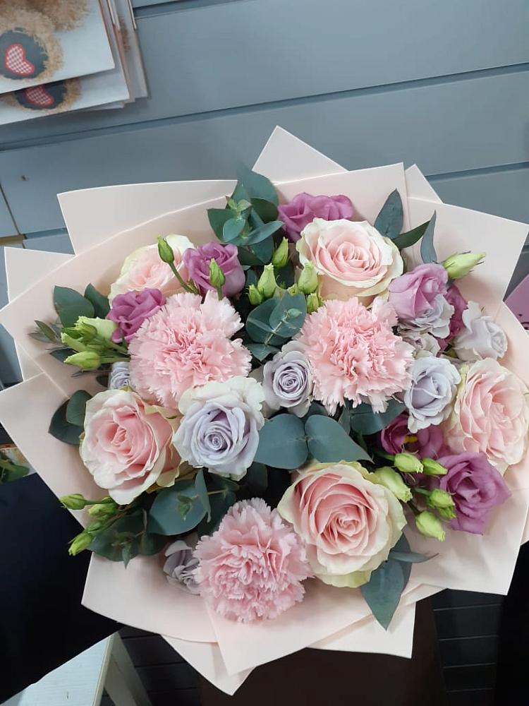 Букет цветов из: Розы, Гвоздики и Лизиантусы в Суханово